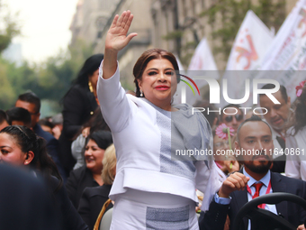 Incoming Mexico City Chief of Government Clara Brugada Molina takes a tour in gratitude to the Mexicans after receiving the baton of command...