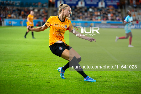 Houston Dash midfielder Sarah Puntigam (17) kicks the ball during a match between Houston Dash and Chicago Red Stars at Shell Energy Stadium...