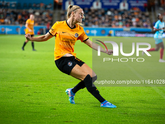 Houston Dash midfielder Sarah Puntigam (17) kicks the ball during a match between Houston Dash and Chicago Red Stars at Shell Energy Stadium...