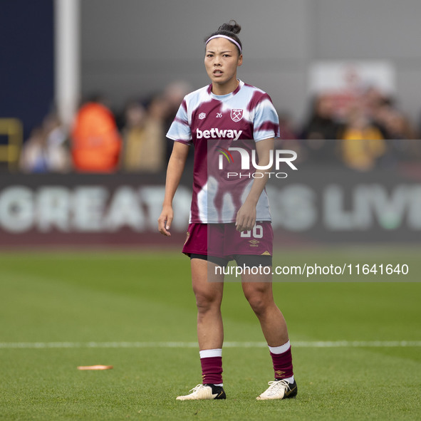 Li Mengwen #26 of West Ham United F.C. warms up during the Barclays FA Women's Super League match between Manchester City and West Ham Unite...