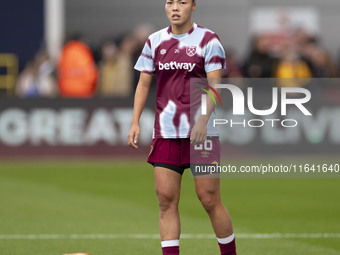 Li Mengwen #26 of West Ham United F.C. warms up during the Barclays FA Women's Super League match between Manchester City and West Ham Unite...