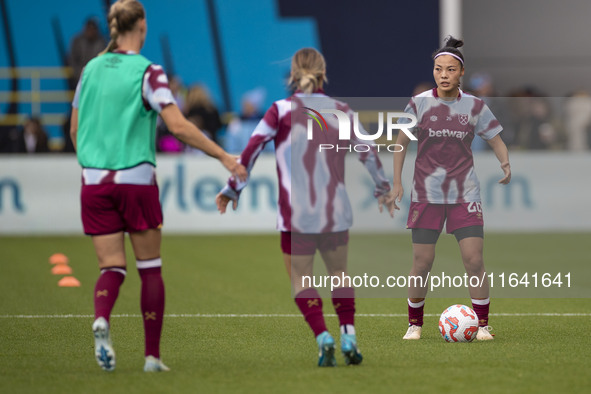 Li Mengwen #26 of West Ham United F.C. warms up during the Barclays FA Women's Super League match between Manchester City and West Ham Unite...