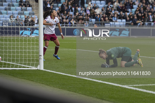 Lauren Hemp #11 of Manchester City W.F.C. scores a goal during the Barclays FA Women's Super League match between Manchester City and West H...