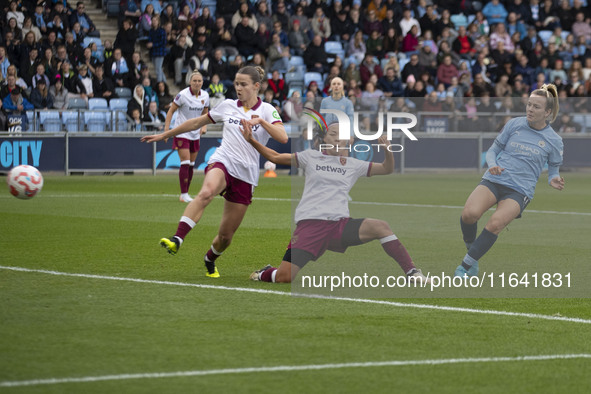 Lauren Hemp #11 of Manchester City W.F.C. scores a goal during the Barclays FA Women's Super League match between Manchester City and West H...