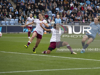 Lauren Hemp #11 of Manchester City W.F.C. scores a goal during the Barclays FA Women's Super League match between Manchester City and West H...