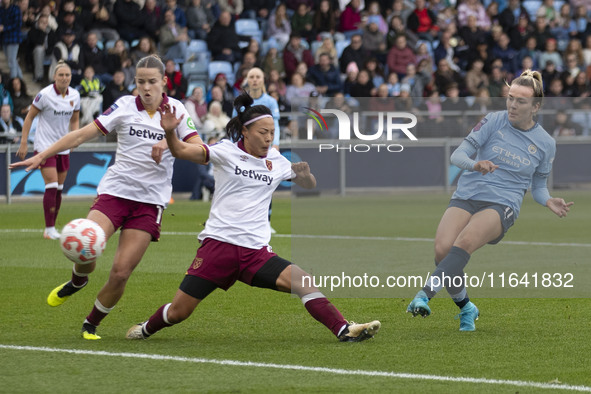 Lauren Hemp #11 of Manchester City W.F.C. scores a goal during the Barclays FA Women's Super League match between Manchester City and West H...