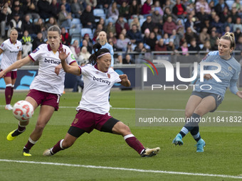 Lauren Hemp #11 of Manchester City W.F.C. scores a goal during the Barclays FA Women's Super League match between Manchester City and West H...