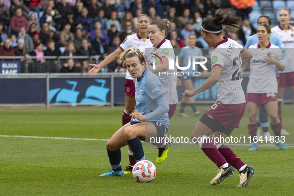 Lauren Hemp #11 of Manchester City W.F.C. is in action during the Barclays FA Women's Super League match between Manchester City and West Ha...