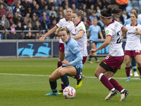 Lauren Hemp #11 of Manchester City W.F.C. is in action during the Barclays FA Women's Super League match between Manchester City and West Ha...