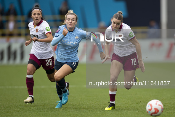 Lauren Hemp #11 of Manchester City W.F.C. is in action during the Barclays FA Women's Super League match between Manchester City and West Ha...