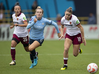 Lauren Hemp #11 of Manchester City W.F.C. is in action during the Barclays FA Women's Super League match between Manchester City and West Ha...