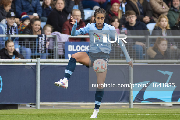 Mary Fowler #8 of Manchester City W.F.C. controls the ball during the Barclays FA Women's Super League match between Manchester City and Wes...