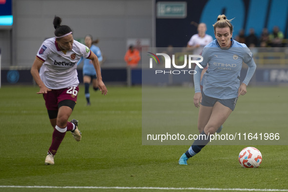 Lauren Hemp #11 of Manchester City W.F.C. is in possession of the ball during the Barclays FA Women's Super League match between Manchester...