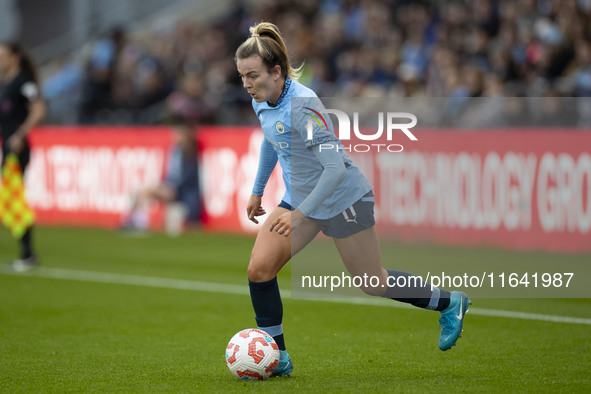 Lauren Hemp #11 of Manchester City W.F.C. is in possession of the ball during the Barclays FA Women's Super League match between Manchester...