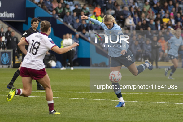 Jill Roord #10 of Manchester City W.F.C. takes a shot at goal during the Barclays FA Women's Super League match between Manchester City and...