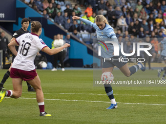 Jill Roord #10 of Manchester City W.F.C. takes a shot at goal during the Barclays FA Women's Super League match between Manchester City and...