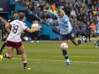 Jill Roord #10 of Manchester City W.F.C. takes a shot at goal during the Barclays FA Women's Super League match between Manchester City and...