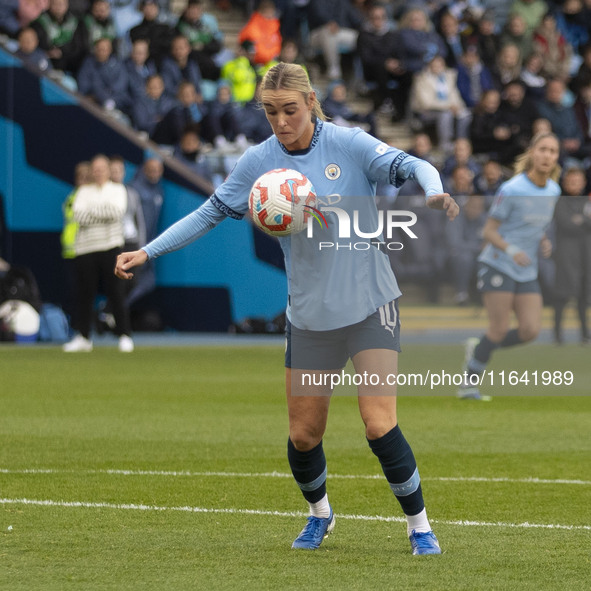 Jill Roord #10 of Manchester City W.F.C. controls the ball during the Barclays FA Women's Super League match between Manchester City and Wes...