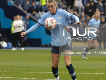 Jill Roord #10 of Manchester City W.F.C. controls the ball during the Barclays FA Women's Super League match between Manchester City and Wes...