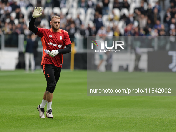 Michele Di Gregorio participates in the Serie A 2024-2025 match between Juventus and Como in Turin, Italy, on August 19, 2024. 