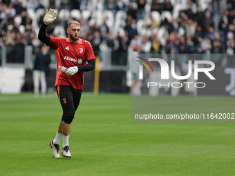 Michele Di Gregorio participates in the Serie A 2024-2025 match between Juventus and Como in Turin, Italy, on August 19, 2024. (