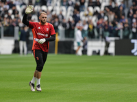 Michele Di Gregorio participates in the Serie A 2024-2025 match between Juventus and Como in Turin, Italy, on August 19, 2024. (