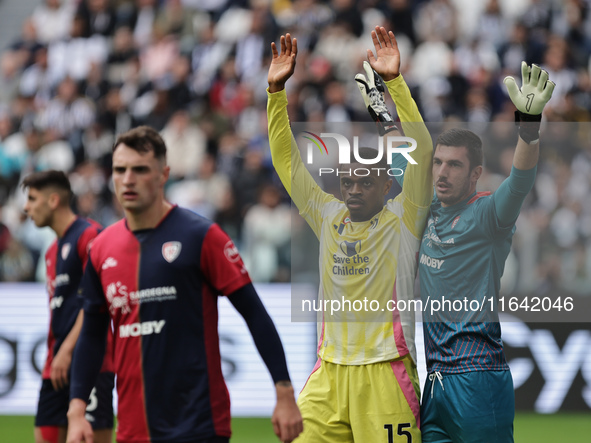 Pierre Kalulu and Simone Scuffet participate in the Serie A 2024-2025 match between Juventus and Como in Turin, Italy, on August 19, 2024. 