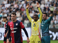 Pierre Kalulu and Simone Scuffet participate in the Serie A 2024-2025 match between Juventus and Como in Turin, Italy, on August 19, 2024. (