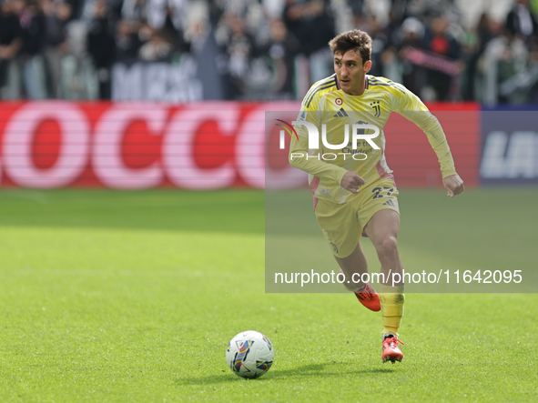 Andrea Cambiaso participates in the Serie A 2024-2025 match between Juventus and Como in Turin, Italy, on August 19, 2024. 