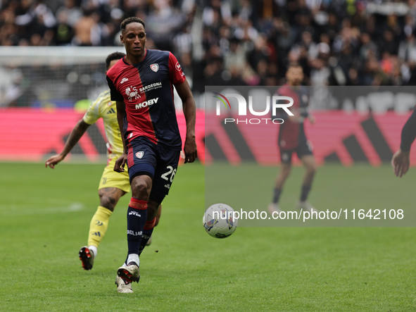 Yerry Mina participates in the Serie A 2024-2025 match between Juventus and Como in Turin, Italy, on August 19, 2024. 