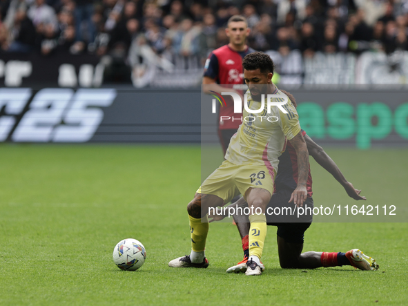 Douglas Luiz participates in the Serie A 2024-2025 match between Juventus and Como in Turin, Italy, on August 19, 2024. 