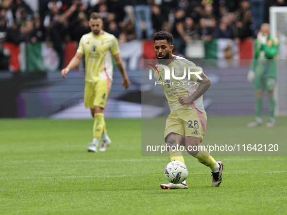 Douglas Luiz participates in the Serie A 2024-2025 match between Juventus and Como in Turin, Italy, on August 19, 2024. 