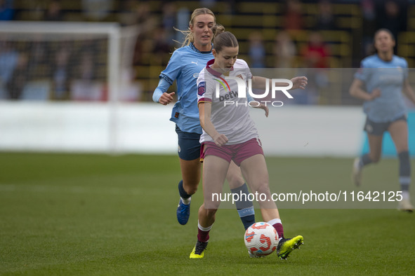 Anouk Denton #18 of West Ham United F.C. is challenged by Jill Roord #10 of Manchester City W.F.C. during the Barclays FA Women's Super Leag...