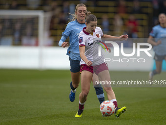 Anouk Denton #18 of West Ham United F.C. is challenged by Jill Roord #10 of Manchester City W.F.C. during the Barclays FA Women's Super Leag...