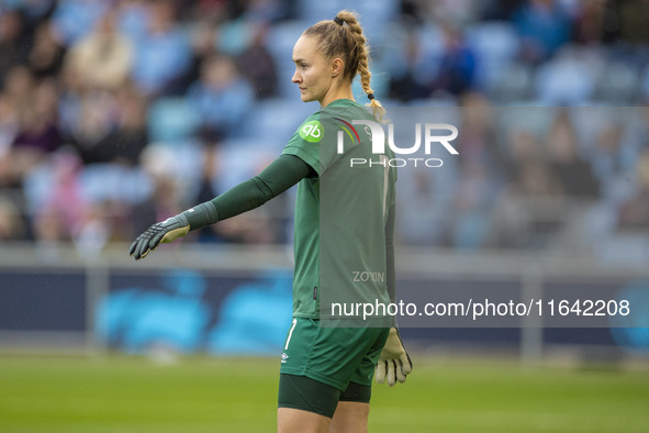 Kinga Szemik #1 of West Ham United F.C. gesticulates during the Barclays FA Women's Super League match between Manchester City and West Ham...