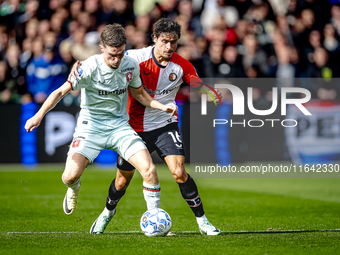 FC Twente forward Daan Rots and Feyenoord Rotterdam defender Hugo Bueno play during the match between Feyenoord and Twente at the Feyenoord...