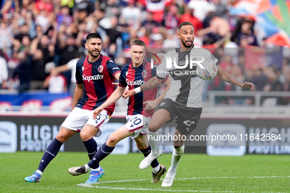 Hernani of Parma Calcio 1903 and Martin Erlic of Bologna FC compete for the ball during the Serie A Enilive match between Bologna FC and Par...