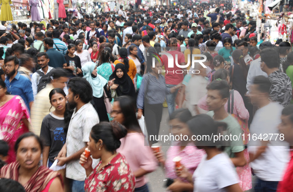 People shop at a crowded market ahead of the Durga Puja festival in Kolkata, India, on October 6, 2024. The annual Durga Puja festival, whic...