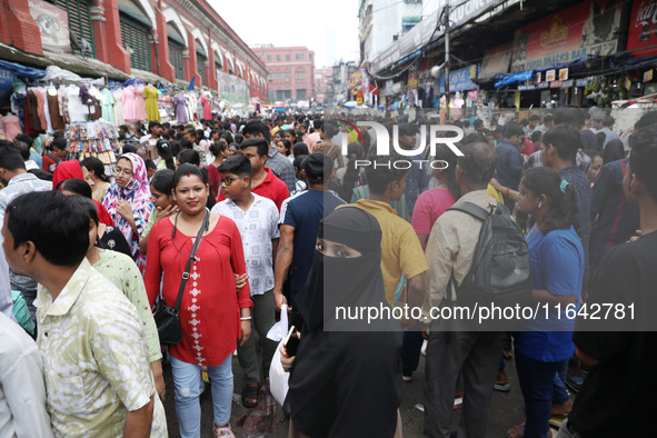 People shop at a crowded market ahead of the Durga Puja festival in Kolkata, India, on October 6, 2024. The annual Durga Puja festival, whic...