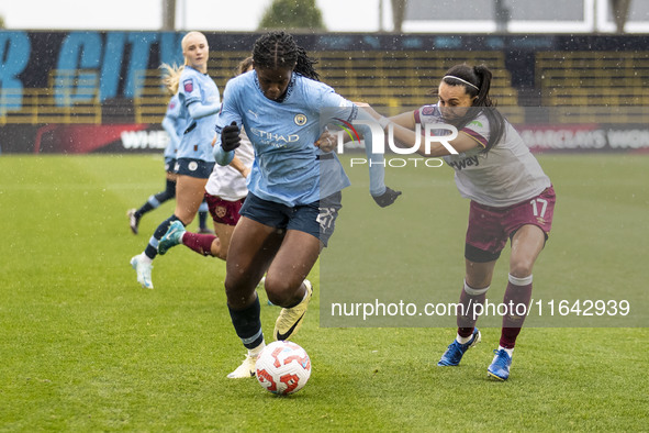 Khadija Shaw #21 of Manchester City W.F.C. is challenged by Camila Saez #17 of West Ham United F.C. during the Barclays FA Women's Super Lea...