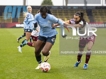 Khadija Shaw #21 of Manchester City W.F.C. is challenged by Camila Saez #17 of West Ham United F.C. during the Barclays FA Women's Super Lea...