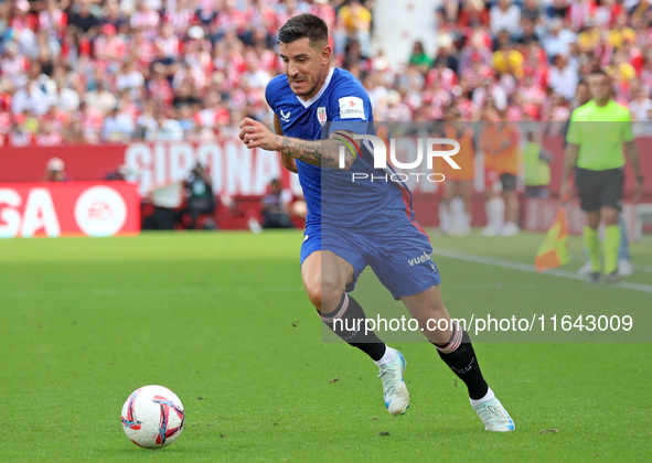 Alex Berenguer plays during the match between Girona FC and Athletic Club, corresponding to week 9 of LaLiga EA Sport, at the Montilivi Stad...