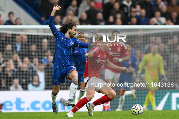 Ryan Yates of Nottingham Forest is under pressure from Marc Cucurella of Chelsea during the Premier League match between Chelsea and Notting...