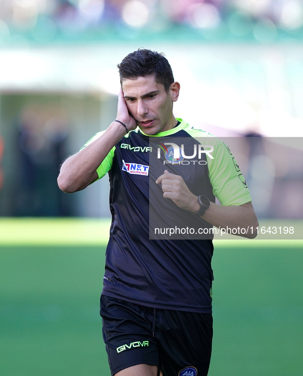 Referee Federico Dionisi officiates the Serie B match between Palermo and Salernitana at the Stadio Renzo Barbera in Palermo, Italy, on Octo...