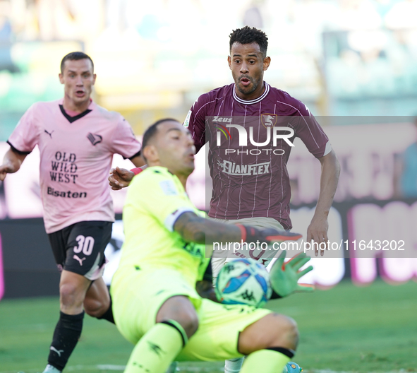 Andres Tello of US Salernitana is in action during the Serie B match between Palermo and Salernitana at the Stadio ''Renzo Barbera'' in Pale...