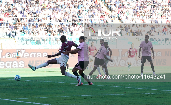 Andres Tello of US Salernitana scores a goal during the Serie B match between Palermo and Salernitana at the Stadio ''Renzo Barbera'' in Pal...