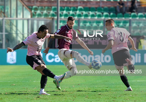 Francesco Di Mariano of Palermo FC is in action during the Serie B match between Palermo and Salernitana at the Stadio Renzo Barbera in Pale...