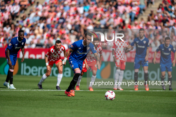 Alex Berenguer of Athletic Club de Bilbao is in action during the LaLiga EA Sports match between Girona FC and Athletic Club de Bilbao at Mo...