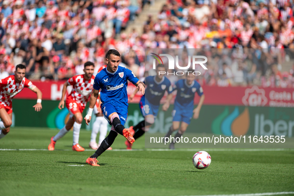 Alex Berenguer of Athletic Club de Bilbao is in action during the LaLiga EA Sports match between Girona FC and Athletic Club de Bilbao at Mo...