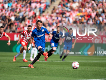 Alex Berenguer of Athletic Club de Bilbao is in action during the LaLiga EA Sports match between Girona FC and Athletic Club de Bilbao at Mo...